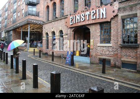 Strada e vecchio edificio di fabbrica, ora un pub e casa di festa chiamato „Einstein". Situato in Fleet Street in Concert Square, Cavern Quarter, Liverpool, Regno Unito. Foto Stock