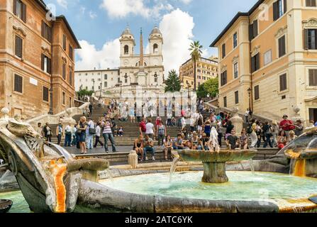 Roma - CIRCA OTTOBRE 2012: Piazza di Spagna, vista da Piazza di Spagna. Fontana della barca Ugly di Bernini in primo piano. La Foto Stock