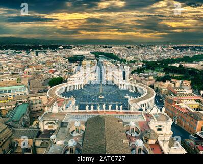 Vista di Roma dalla Basilica di San Pietro al tramonto nella Città del Vaticano, Roma, Italia Foto Stock