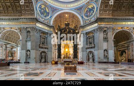 Roma, ITALIA - 12 MAGGIO 2014: Interno della Basilica di San Pietro. La Basilica di San Pietro è una delle principali attrazioni turistiche di Roma. Foto Stock