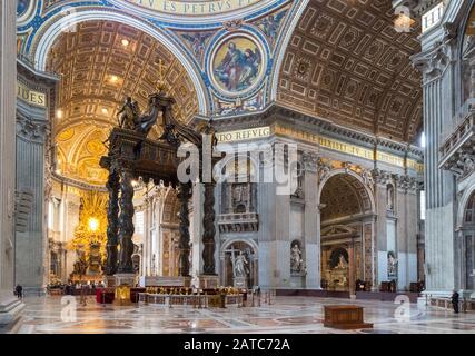 Roma, ITALIA - 12 MAGGIO 2014: Interno della Basilica di San Pietro. La Basilica di San Pietro è una delle principali attrazioni turistiche di Roma. Foto Stock