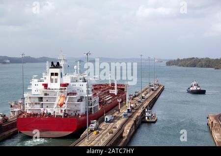 La nave da carico che entra nel lago Gatun, il lago artificiale che è stato creato nel 1913 (Panama). Foto Stock