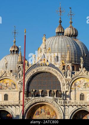 Dettaglio dalla facciata e dalle cupole della Basilica di San Marco, Venezia Foto Stock