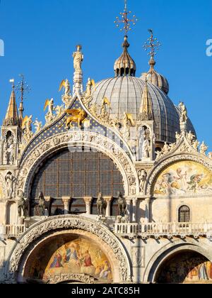 Dettaglio dalla facciata e dalle cupole della Basilica di San Marco, Venezia Foto Stock