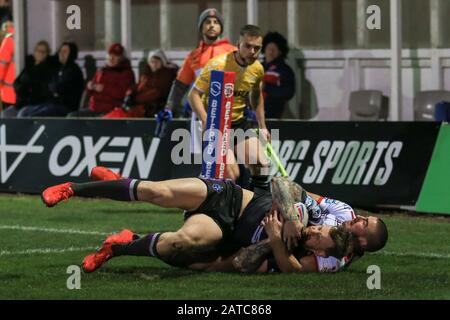 31st gennaio 2020, KHull College Craven Park , Kingston upon Hull, Inghilterra; Betfred Super League, Hull Kingston Rovers / Wakefield Trinity : Greg Minikin (5) di Hull KR tiene su Tom Johnstone (2) di Wakefield Trinity nella zona di obiettivo per fermare un certo tentativo Foto Stock