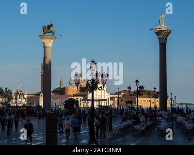 I turisti silhouette bty le colonne di San Marco e San Teodoro, Venezia Foto Stock