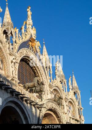 Basilica di San Marco facciata con statua di San Marco, il leone alato e i cavalli, Venezia Foto Stock