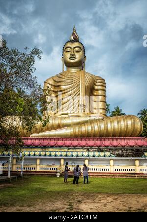 Dickwella, Sri Lanka - 4 novembre 2017: Grande Buddha nel vecchio tempio di Wewurukannala Vihara. Una statua del Buddha seduto alta 50m è la più grande di Sri Lank Foto Stock
