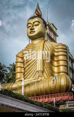 Grande Buddha nel vecchio tempio di Wewurukannala Vihara, nella città di Dickwella, Sri Lanka. Una statua del Buddha seduto alta 50m è la più grande dello Sri Lanka. Foto Stock