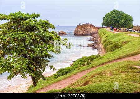 Rovine di Galle Fort a sud-ovest dello Sri Lanka. Vecchia fortificazione su una costa dell'oceano. Vista panoramica della costa nella città di Galle. Paesaggio tropicale di Foto Stock