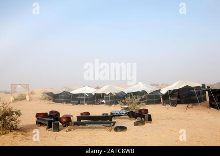 Tenda campeggio per la sistemazione turistica nel deserto del Sahara e luogo del fuoco. Foto Stock