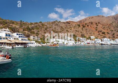 LOUTRO, GRECIA - AGOSTO 2019: Bellissima città con piccolo porto e barche ormeggiate vicino al molo nella parte meridionale dell'isola di Creta Foto Stock