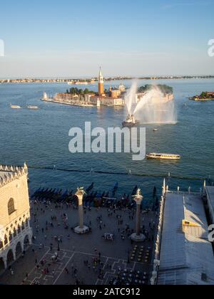 Vista dalla cima della Torre di San Marco sulle colonne di San Marco e San Teodoro sull'Isola di San Giorgio maggiore, Venezia Foto Stock