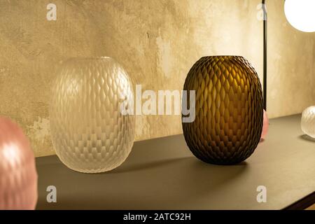 Vasi su una scrivania da un grande angolo 3D, vasi su un tavolo con grande texture, migliore sfondo di un vaso Foto Stock