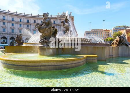 Roma, ITALIA - 8 MAGGIO 2014: Fontana delle Naiadi in Piazza della Repubblica. Foto Stock