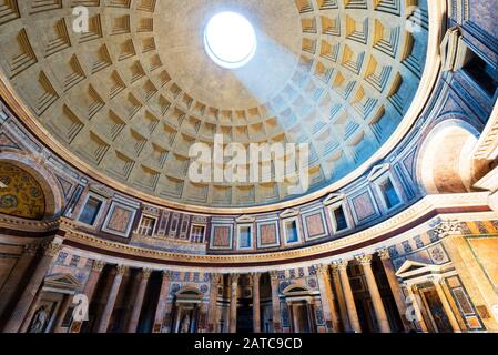 Interno del Pantheon con il famoso raggio di luce dall'alto, Roma, Italia Foto Stock