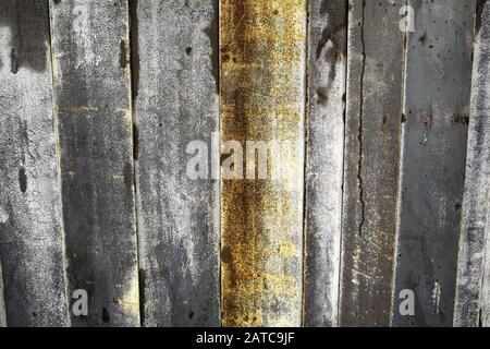 Viziati e sporco sfondo metallico, il dettaglio di una porta in acciaio e sporca, esplorazione e texture Foto Stock