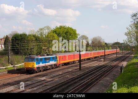 Una locomotiva elettrica di classe 87 numero 87012 si dirige a nord con un treno Royal Mail a South Kenton sulla West Coast Mainline. Foto Stock