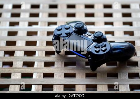Brecht/ Belgio - Febbraio 1 2020: Ritratto di un controller Playstation 4 acceso su un tavolo in legno. Il controller PS4 è pronto per l'uso Foto Stock