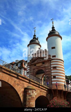 Heidelberg Baden-Wuerttemberg/ Germania - 07 09 2019: Heidelberg è una città tedesca, con molte trazioni storiche qui , Alte Brücke Foto Stock
