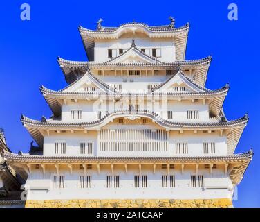 Famouls castello bianco nella città di Himeji del Giappone contro cielo blu chiaro in verme sole ligth sulla sua facciata. Foto Stock