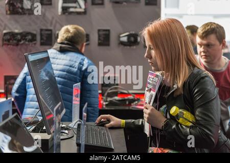 Kiev, UCRAINA - 06 APRILE 2019: Le persone visitano ASUS, uno stand di società di computer internazionale taiwanese durante la CEE 2019, la più grande fiera elettronica sho Foto Stock