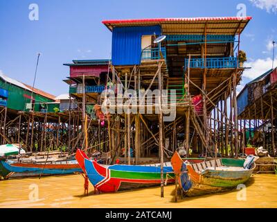 Villaggio galleggiante tradizionale di Kampong Phluk con barche e case a palafitte multicolore, lago Tonle Sap, provincia di Siem Reap, Cambogia Foto Stock