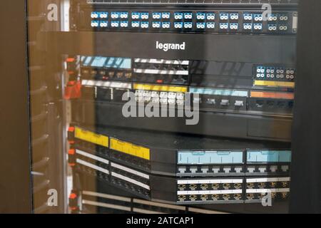 Kiev, UCRAINA - 06 APRILE 2019: Legrand, produttore francese di hardware per impianti elettrici, server closeup presso lo stand durante la CEE 2019, la più grande Foto Stock