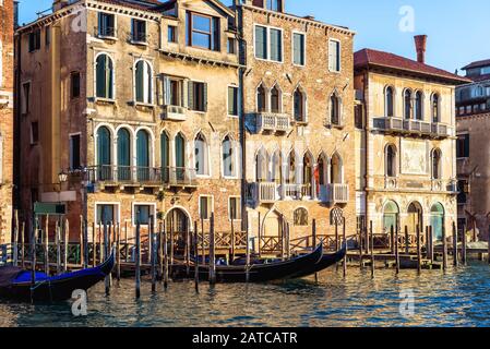 Case D'Epoca, Venezia, Italia. Vista delle facciate degli edifici residenziali sul Canal Grande nel centro di Venezia. Romantico viaggio in acqua attraverso Venezia città in somma Foto Stock