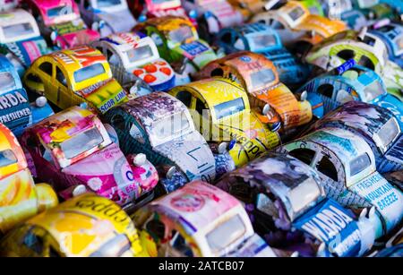 Automobili giocattolo colorate fatte da lattine di bevande di alluminio in vendita ad una stalla di mercato, Antananarivo, Madagascar Foto Stock