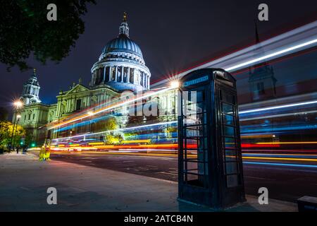 Lunga esposizione al di fuori della Cattedrale di St. Paul, Londra, Regno Unito Foto Stock