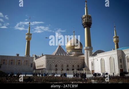 Teheran, Iran. 1st Feb, 2020. Il popolo iraniano arriva per una cerimonia che segna l'anniversario della vittoria della Rivoluzione Islamica nel 1979 al mausoleo di Khomeini nel sobborgo di Teheran, Iran, il 1° febbraio 2020. L'Iran ha iniziato sabato 10 giorni Fajr (Dawn) celebrazioni per l'anniversario della vittoria della Rivoluzione Islamica nel 1979. Il primo giorno delle celebrazioni del 1° febbraio segna il ritorno dall'esilio di Sayyid Ruhollah Khomeini, il compianto leader della Rivoluzione Islamica, in Iran. Credito: Ahmad Halabisaz/Xinhua/Alamy Live News Foto Stock