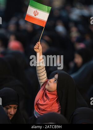 Teheran, Iran. 1st Feb, 2020. Una ragazza tiene una bandiera nazionale dell'Iran durante una cerimonia che segna l'anniversario della vittoria della Rivoluzione Islamica nel 1979 al mausoleo di Khomeini nel sobborgo di Teheran, Iran, il 1° febbraio 2020. L'Iran ha iniziato sabato 10 giorni Fajr (Dawn) celebrazioni per l'anniversario della vittoria della Rivoluzione Islamica nel 1979. Il primo giorno delle celebrazioni del 1° febbraio segna il ritorno dall'esilio di Sayyid Ruhollah Khomeini, il compianto leader della Rivoluzione Islamica, in Iran. Credito: Ahmad Halabisaz/Xinhua/Alamy Live News Foto Stock