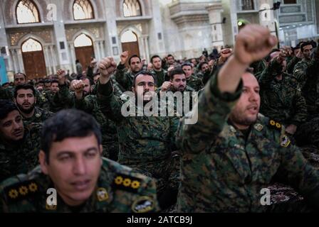 Teheran, Iran. 1st Feb, 2020. I soldati gridano slogan durante una cerimonia che segna l'anniversario della vittoria della Rivoluzione Islamica nel 1979 al mausoleo di Khomeini nel sobborgo di Teheran, Iran, il 1° febbraio 2020. L'Iran ha iniziato sabato 10 giorni Fajr (Dawn) celebrazioni per l'anniversario della vittoria della Rivoluzione Islamica nel 1979. Il primo giorno delle celebrazioni del 1° febbraio segna il ritorno dall'esilio di Sayyid Ruhollah Khomeini, il compianto leader della Rivoluzione Islamica, in Iran. Credito: Ahmad Halabisaz/Xinhua/Alamy Live News Foto Stock