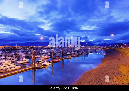 Homer porto prima dell'alba, Home Spit Alaska . Homer è una piccola città sulla Baia di Kachemak, sulla Penisola Kenai dell'Alaska. Homer Spit è una lunga striscia di terra Foto Stock