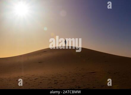 Tuareg nel deserto del Sahara, Marocco Foto Stock