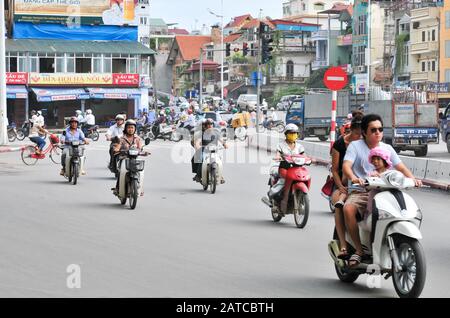 Hanoi, Vietnam - 2 agosto 2010: Vietnamita persone che viaggiano su una moto nella strada trafficata di Hanoi città la capitale del Vietnam Asia Foto Stock