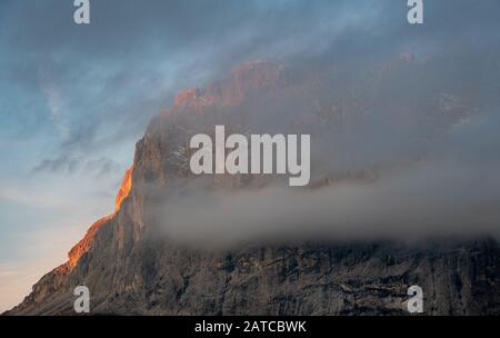 Vedute mozzafiato delle vette del Sassolungo o Sassolungo, la gamma della montagna nelle Dolomiti durante il Sunrise in Alto Adige, Italia Foto Stock
