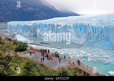 Vista panoramica del ghiacciaio Perito Moreno, a El Calafate, Argentina, contro un cielo grigio e nuvoloso. Foto Stock