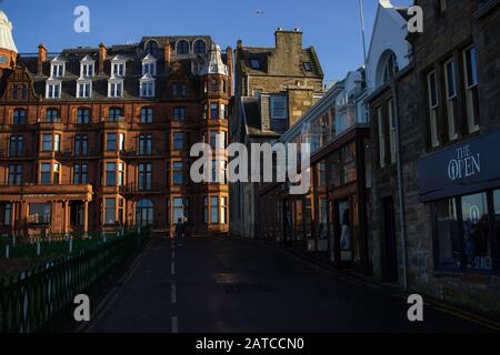 St ANDREWS 21/1/2020 - Vista del Grand edificio di Hamilton con riflessi sulle finestre del negozio Old Course Foto Stock