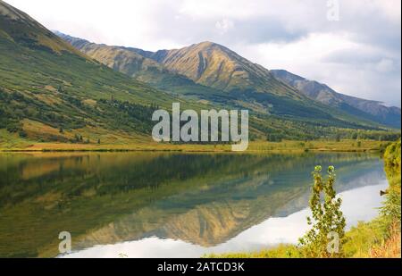 Bella alba al fiume Kenai, Alaska, Stati Uniti. Il fiume Kenai è il fiume più lungo della penisola di Kenai nell'Alaska centro-meridionale Foto Stock