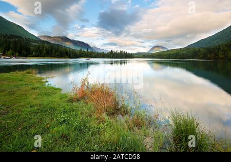 Bella alba al fiume Kenai, Alaska, Stati Uniti. Il fiume Kenai è il fiume più lungo della penisola di Kenai nell'Alaska centro-meridionale Foto Stock