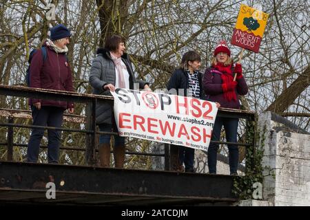 Uxbridge, Regno Unito. 1° Febbraio 2020. Attivisti ambientali di Stop HS2, Salva la Valle di Colne e la ribellione di estinzione la campagna contro il controverso collegamento ferroviario ad alta velocità HS2 prendere parte a un ‘Sfino a piedi per la marcia Degli Alberi dal campo di protezione della fauna selvatica di Harvil Road a Harefield attraverso Denham Country Park a tre indirizzi strettamente legati a Boris Johnson nella sua circoscrizione di Uxbridge. Il primo ministro dovrebbe prendere una decisione imminently circa se procedere con la linea ferroviaria ad alta velocità. Credit: Mark Kerrison/Alamy Live News Foto Stock