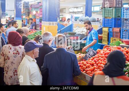 Il mercato affollato di frutta e verdura nella Medina Foto Stock