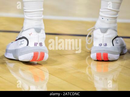 South Bend, Indiana, Stati Uniti. 01st Feb, 2020. Notre Dame guard Rex Pflueger (0) onora sua madre Rebecca insieme a Kobe e Gianni ''Gigi'' Bryant sulle sue scarpe durante l'azione di gioco NCAA Basketball tra le giacche giallo Georgia Tech e Notre Dame FIrish Fighting al Purcell Pavilion al Joyce Center di South Bend, Indiana. Notre Dame Ha Sconfitto Georgia Tech 80-72. John Mersits/Csm/Alamy Live News Foto Stock