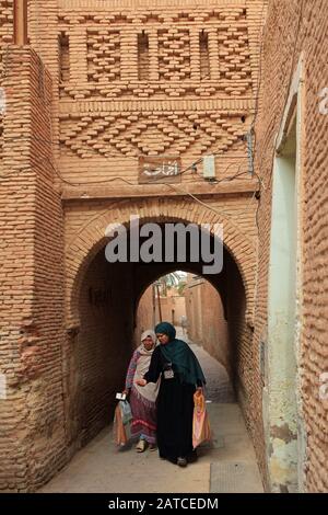 Due donne anziane che camminano lungo il vicolo Foto Stock