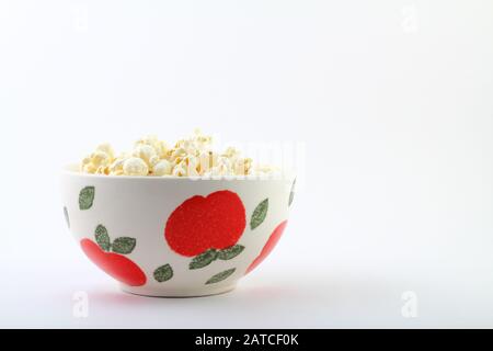 popcorn in ciotola su sfondo bianco..popcorn è spuntino Foto Stock
