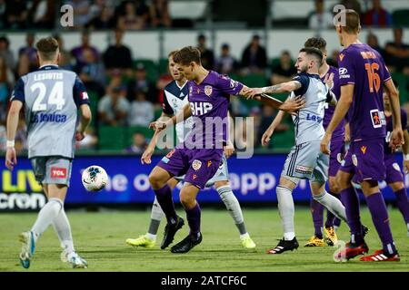 Perth, Australia. 01st Feb, 2020. 1st Febbraio 2020; HBF Park, Perth, Australia Occidentale; A League Football, Perth Glory Versus Melbourne Victory; Gabriel Popovic di Perth Glory prende il controllo del credito Loose Ball: Action Plus Sports Images/Alamy Live News Foto Stock