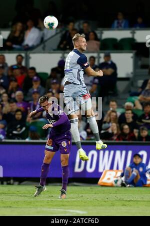 Perth, Australia. 01st Feb, 2020. 1st Febbraio 2020; HBF Park, Perth, Australia Occidentale; A League Football, Perth Glory Versus Melbourne Victory; Ola Toivonen di Melbourne Victory vince la testata contro Neil Kilkenny del Perth Glory Credit: Action Plus Sports Images/Alamy Live News Foto Stock