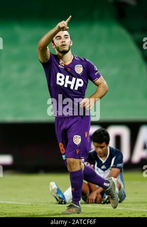 Perth, Australia. 01st Feb, 2020. 1st Febbraio 2020; HBF Park, Perth, Australia Occidentale, Australia; A League Football, Perth Glory Versus Melbourne Victory; Nicholas D'Agostino of the Perth Glory celebra il suo obiettivo di 90th minuti per eguagliare a 2-2 Credit: Action Plus Sports Images/Alamy Live News Foto Stock